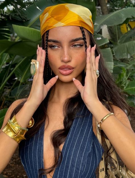 Head Scarf Styles Outfits, Normal Hairstyle, Summer Head Scarf, Head Scarf Outfit, Ella Christo, Short Curly Hair Styles, Hippie Hairstyles, Looks Hip Hop, Look Boho Chic