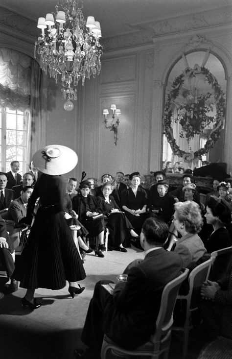 Dior fashion show, Paris, 1948. 1948 Fashion, Christian Dior Fashion Show, Dior New Look, Dior Fashion Show, Dior Aesthetic, Dior Collection, Dior Dress, French Fashion Designers, Dior Fashion