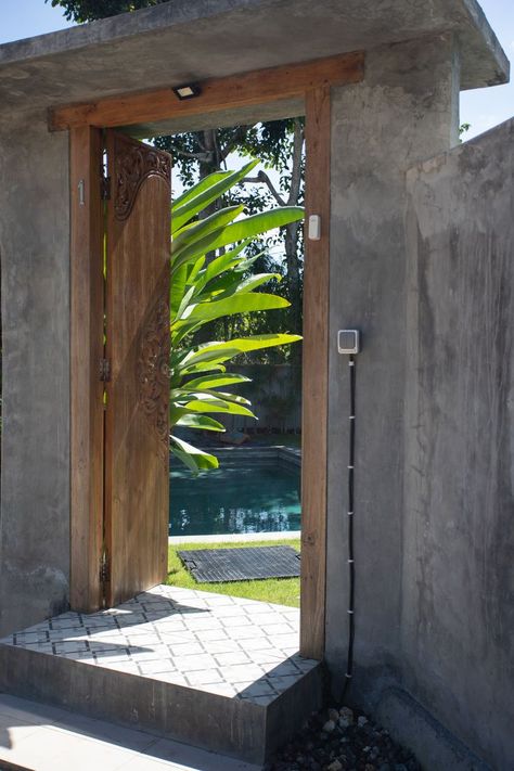 Angkul Angkul Bali, Tropical Entryway, Cozy Building, Front Entrance Gate, Pool Hut, Entrance Gate Ideas, Rustic Gates, Traditional Indian Decor, Farm Villa