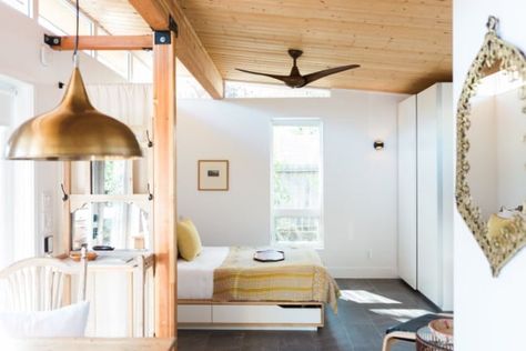 Beautiful and Minimalistic 364 Square Feet Tiny House in California Built for Dreamy Guest House - Rebecca Froelich of San Rafael, California has always dreamed of building the perfect guest house in the back of her property. After discovering the Modern Shed company, they designed their ideal 364 square foot tiny house and then filled it with beauty. From the stark white exterior to the warm and cozy interior, we love everything about this tiny guest house! Best Storage Beds, Classic Outdoor Furniture, Backyard Guest Houses, Modern Shed, Best Tiny House, Studio Apartment Layout, Tiny Cottage, Apartment Layout, Tiny House Movement