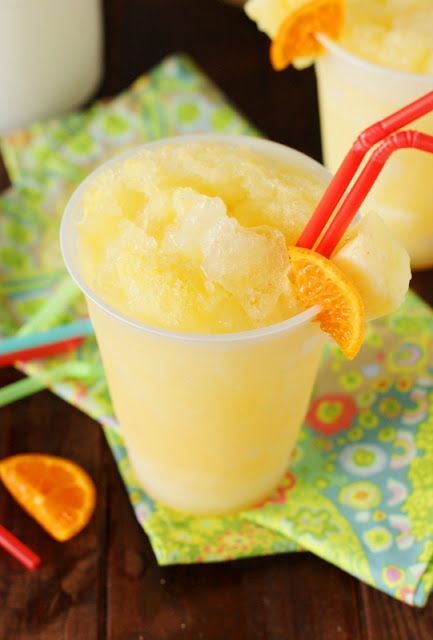 Holiday Party Punch, Tropical Cocktail Recipes, Citrus Drinks, Slush Recipes, Slushie Recipe, Mix Drinks, Frozen Lemonade, Fruity Drinks, Rum Drinks