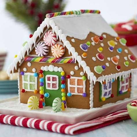 Gingerbread House Inspo, Easy Gingerbread House, Homemade Gingerbread House, Ginger Bread House Diy, Gingerbread House Party, Christmas Gingerbread Houses, Gingerbread House Candy, Cool Gingerbread Houses, Gingerbread House Template