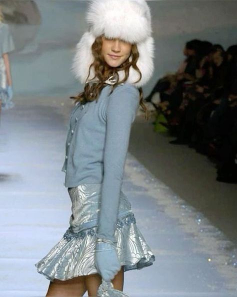 Blugirl Fall 2005, Blugirl Runway, Tumblr Girly Outfits, 2000s Runway Fashion, Blumarine Runway, Slavic Doll, Runway Fashion Couture, Runway Outfits, Blue Girl