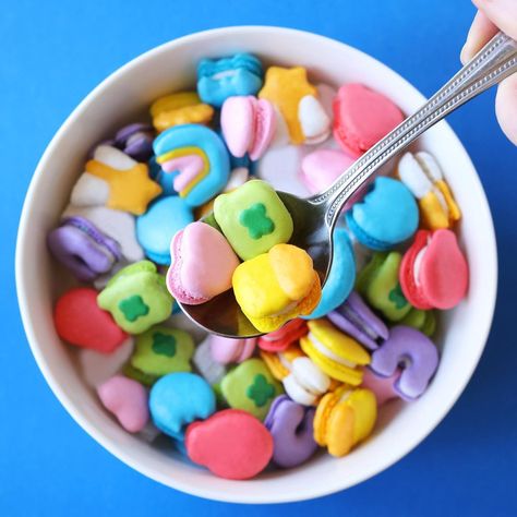 CRÈME | Kimber Lee on Instagram: “I know I’m a day late and a dollar short but...if you know me well, you know I’m OBSESSED with @luckycharms. Every year I make one of their…” Macaron Cereal, Cereal Macarons, Lucky Charms Marshmallows Only, National Cereal Day, Sweet Baking Recipes, Mini Macarons, Homemade Cereal, Cooking Crafts, Lucky Charms Marshmallows