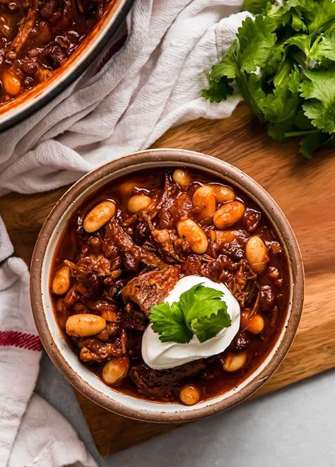 Beer Braised Short Rib Chili - This recipe is so easy and so delicious! Use your Dutch oven for a tender beer braised beef short rib. Add beans at the end or keep it beanless and just enjoy the short rib with the beer and chili flavor. Use your favorite beer or try our favorite - a stout! Simple enough to make for a crowd or a casual family dinner. Serve with homemade cornbread for a perfect chilly weeknight dinner. Black Bean Chili Crockpot, Bean Chili Crockpot, Short Ribs Chili Recipe, Unique Chili Recipes, Short Rib Chili, Easy Savory Recipes, Beer Braised Short Ribs, Beer Braised Beef, Chili Food