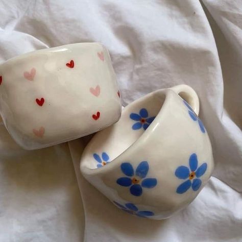 Cute Cermanics, Clay Teacup Ideas, Cup Designs Ceramics, Acrylic Paint Crafts Diy, Cute Pottery Ideas Aesthetic, Mug Inspiration Design, Cup Ceramic Painting, Pottery Painting Cups Design, Color Me Mine Designs