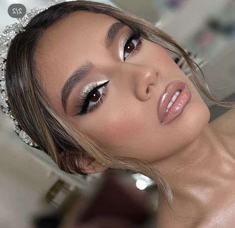 Wedding Makeup Silver Glitter, Eyeshadow Looks For Silver Dress, Quince Makeup Silver Glitter, Green Color Makeup, Bridal Makeup Silver Glitter, Makeup Looks With Silver Glitter, Make Up For Silver Dress Makeup, Makeup For Glitter Dress, Glam Eye Makeup Glitter