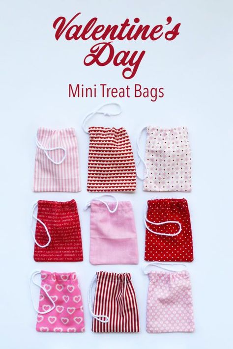 Valentine's Day Mini Treat Bag Tutorial - She Quilts Alot Fabric Treat Bags, Mini Drawstring Bag Diy, Mini Bags Diy, Valentines Sewing, Diy Treat Bags, Valentine Sewing, Valentines Bricolage, Projek Menjahit, Valentines Gift Bags