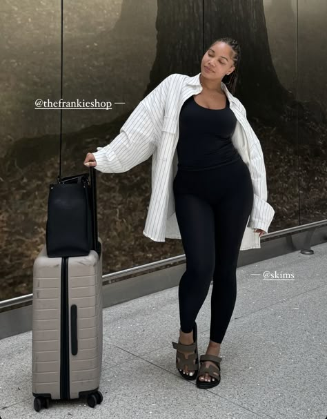 Chilled Outfits Black Women, Feminine Airport Outfit, Kaila Kake Outfits, Summer Airport Fits, Airport Outfit Jeans, Airport Fit Summer, Airport Outfits Black Women, Modest Airport Outfit, Outfit Aeroport