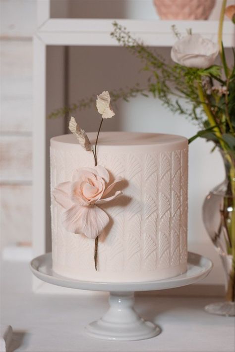 16 Simple Wedding Cakes We’re Absolutely Obsessed With - Sometimes simple is the way to go! We’ve rounded up our favourite simple wedding cake designs to help you nail your dessert. pink, flower, single tier {Shannon Murphy Custom Cakes} Simple Wedding Cake Designs, Plain Wedding Cakes, Simple Wedding Cakes, Wedding Cake Designs Simple, Birthday Cake Roses, One Tier Cake, Wedding Cake Tasting, Fondant Flower Cake, Single Tier Cake