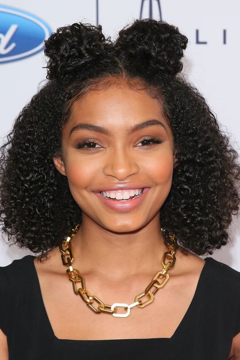 11 Ways to Wear Your Hair Down This Summer That Won’t Make You Overhea | Teen Vogue Birthday Hairstyle, Curly Hair Half Up Half Down, Natural Hair Ponytail, Yara Shahidi, Pony Tails, Long Box Braids, Space Buns, Girls Natural Hairstyles, Natural Styles