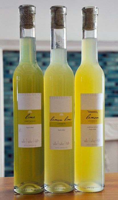 Diy Limoncello, Lemon Cello Recipe, Homemade Liqueur Recipes, Flavored Alcohol, Making Limoncello, Limoncello Recipe, Homemade Limoncello, Grain Alcohol, Liqueurs Recipes