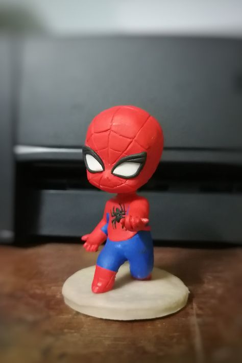 Spiderman Clay Sculpture, Polymer Clay Spiderman, Air Dry Clay Spiderman, Spiderman Clay Art, Marvel Polymer Clay, Clay Superhero, Marvel Clay Ideas, Clay Spiderman, Clay Cartoon Characters