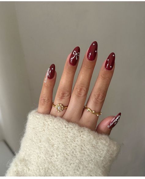 Bow Nails For Christmas, Short Nails Art Christmas, Christmas Nails Red With Bow, Nail Art With Bow, Simple Nails With Bow, Bow Nails Christmas, Christmas Nails Bows, Bow Christmas Nails, Christmas Nails With Bows