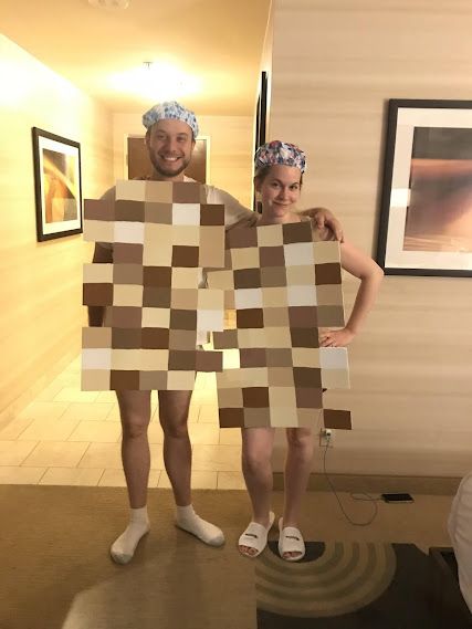 14 fun creative DIY Halloween costumes for kids and couples | 320 * Sycamore Sims Costume, Halloween Costume Couple, Diy Fantasia, Creative Halloween Costumes Diy, Funny Couple Halloween Costumes, Best Couples Costumes, Clever Halloween, Clever Halloween Costumes, Couple Costumes