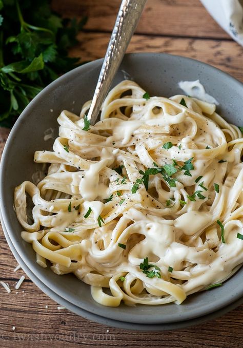 Creamy alfredo Sauce in bowl with fettuccini noodles. Fetuccini Alfredo Recipes, Fetucinni Alfredo Sauce, Fettucini Alfredo Aesthetic, Fetuccini Alfredo Recipe, Alfredo Aesthetic, Pasta Fetuccini, Creamy Alfredo Sauce Recipe, Alfredo Noodles, Fetuccini Alfredo