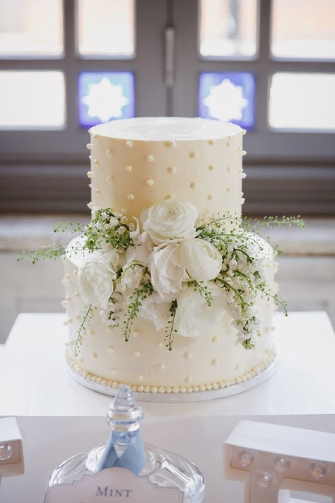 Wedding cake white perles Vintage Pasta, Pretty Wedding Cakes, Dresses Hairstyles, Sarah Ann, Elegant Birthday Cakes, Floral Wedding Cakes, Simple Elegant Wedding, Wedding Cakes With Cupcakes, White Wedding Cakes