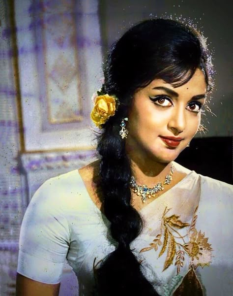 Retro Hairstyles Bollywood, 60s Bollywood Fashion, Indian Retro, Bollywood Retro, Dramatic Hair, Hema Malini, Old Hairstyles, Actress Hairstyles, Retro Makeup