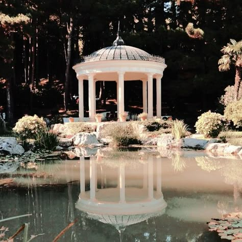 Old Money Mansion Garden, Mansion Garden Aesthetic, Old Money House Garden, Palace Garden Aesthetic, Royal Garden Aesthetic, Castle Garden Aesthetic, Old Money Garden, House With Pond, Castle Decorations