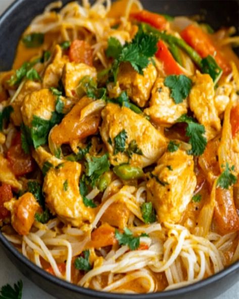 Savor the deliciousness of creamy coconut curry chicken with rice noodles. Quick to prepare, this dish is a perfect blend of spices Coconut Curry Ramen Noodles, Coconut Curry Noodles Recipe, Coconut Chicken Noodles, Chicken With Rice Noodles, Yellow Curry Chicken, Quick Chicken Curry, Creamy Coconut Curry, Chicken Rice Noodles, Curry Chicken And Rice