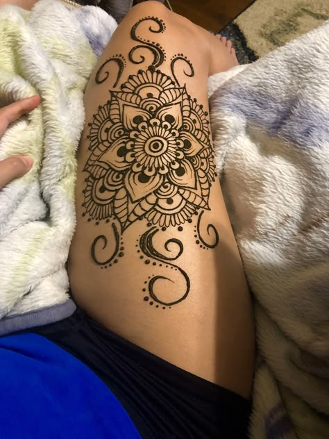 Henna on leg Henna Leg Tattoo, Henna Motive, Henna Leg, Thigh Henna, Small Henna Tattoos, Leg Henna Designs, Small Henna Designs, Ramadan Henna, Cute Henna Designs