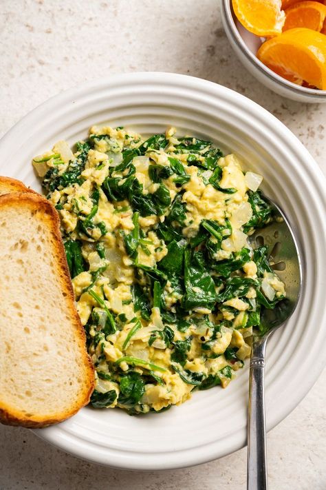 Scrambled Egg With Spinach, Kale Scrambled Eggs, Spinach Eggs Recipe, Simple Clean Eating Recipes Breakfast, Spinach Omelette Healthy, Spinach Eggs Scramble, Eggs And Spinach Breakfast, Spinach And Egg Recipes, Egg Spinach Breakfast