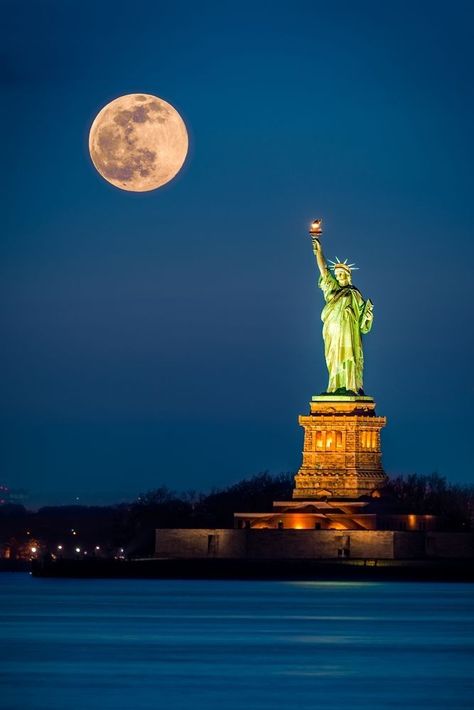 Liberty Wallpaper, Usa Government, Liberty New York, New York Wallpaper, Voyage New York, York Wallpaper, Moon Pictures, The Statue Of Liberty, Ny City