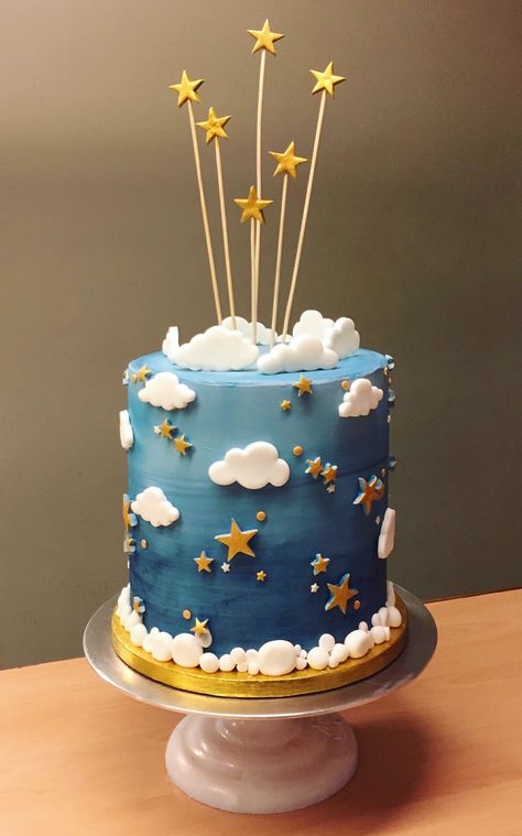 Moon Birthday Cake, Birthday Cake Buttercream, Kue Macaroon, Baby Boy Birthday Cake, Moon Birthday, Thematic Cake, Cloud Cake, Idee Babyshower, Cake Buttercream