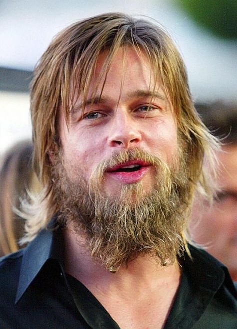 In 2001, Pitt started growing this beard for Darren Aronofsky's The Fountain . In 2002, the world breathed a sigh of relief when he dropped Brad Pitt Beard, Brad Pitt Haircut, Bad Beards, Blonde Beard, Long Hair Beard, Aged Whiskey, Celebrity Haircuts, Perfect Beard, Bad Haircut