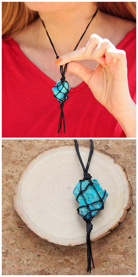 DIY Macrame Netted Stone Pendant Tutorial from Gina Michele.I’ve posted lots of ways to net and hang irregularly shaped objects like stones, raw crystals, sea glass etc… This is the perfect time of year to find sentimental shells and small stones and... Macrame Colar, Makramee Diy, Hemp Jewelry, Pendant Tutorial, Rock Jewelry, Gem Necklace, Diy Macrame, Macrame Necklace, Macrame Jewelry