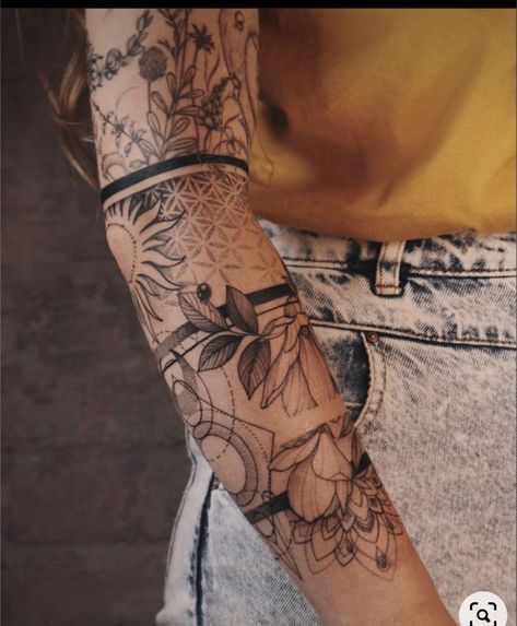 Cuff Tattoo, Feminine Minimalist, Floral Tattoo Sleeve, Forearm Tattoo Women, Body Tattoo, Arm Band Tattoo, Arm Sleeve Tattoos, Band Tattoo, Sleeve Tattoos For Women