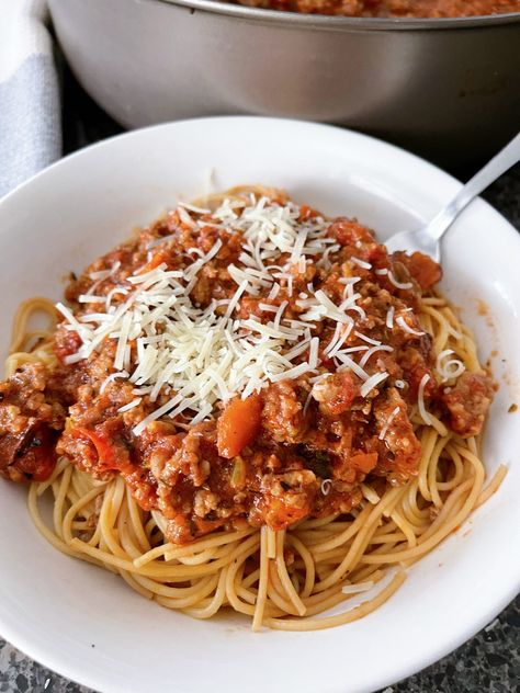 This easy Spaghetti Bolognese recipe is perfect for a busy weeknight meal. Made with ground beef, sausage, crushed tomatoes, and a simple sauce, this Bologna Spaghetti is a family favorite. Plus, it only takes about 30 minutes to make! Spageti Bolognaise Aesthetic, Spaghetti Bolognese Aesthetic, Spaghetti Aesthetic, Easy Bolognese, Easy Spaghetti Bolognese, Bolognese Spaghetti, Bologna Recipes, Italian Meat Sauce, Spaghetti Bolognese Recipe