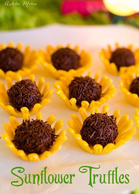 Flower Themed Food, Ball Shaped Food, Sunflower 1st Birthday, Flower Shaped Food, Fairy Party Food, Flower Desserts, Fairy Garden Birthday, Shaped Food, Fairy Garden Birthday Party