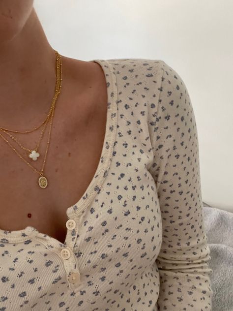 Cute Stacked Necklaces, Van Cleef Layered Necklace, Van Cleef Layering, Gold Necklace Van Cleef, Vanilla Girl Jewelry Gold, Can Cleef Necklace Stack, Gold Dainty Necklace Stack, Gold Jewelry Stacking, Cute Jewelry Combos