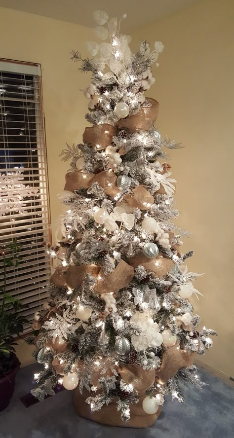 White, silver, burlap, and cotton Christmas tree. Christmas Tree Inspiration White, Holiday Wreaths Diy Christmas, Burlap Christmas Tree, Holiday Wreaths Diy, Gifts Drawing, Elegant Christmas Trees, Ribbon On Christmas Tree, Christmas Tree Inspiration, Tree Themes