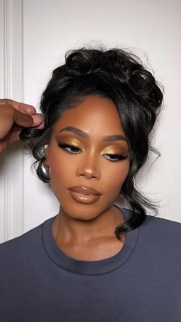 Natural Glam Birthday Makeup, Gold Natural Makeup Looks Black Women, Nude Make Up Glam, Big Eyebrows Makeup, Nude Gold Makeup, Nude Glam Makeup Black Women, Bridal Makeup For Brown Skin, Soft Gold Makeup, Nude Glam Makeup