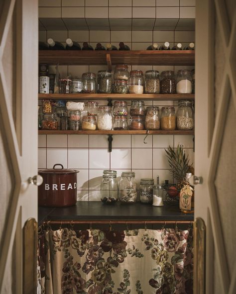 Farmhouse Style Pantry, Larder Pantry, Matilda Goad, Diy Spice Rack, Pantry Inspiration, Italian Farmhouse, Kitchen Larder, Kitchen Shelving, Style Pantry