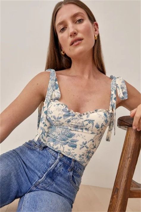 Sweetheart Neckline Top, Outfit Ideas Inspiration, Neckline Slimmer, Diy Outfits, Senior Photo Outfits, Floral Bustier, Fashion Leaders, Slim Fit Crop Top, Cottage Bedroom