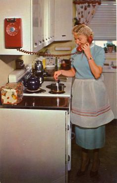 1950s sheath house dress and white organdy apron. Woman Cooking, 1950s Kitchen, Telephone Vintage, Vintage Housewife, Happy Housewife, 1950s House, Retro Housewife, Vintage Kitchens, Dress History