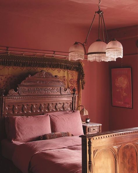 FLORA LUX | 💖 THINK PINK 💝 Rainbow spectrum of pinks. Mauves and hots accented with black. 1: @dimorestudio @dimoregallery 2: 𝓥ENUS @floralux 3:… | Instagram Double Bed Designs, Moroccan Bedroom, Bed Design Modern, Deco Boheme, Vintage Bedroom, Bad Design, Bohemian Bedroom, Bedroom Aesthetic, My New Room