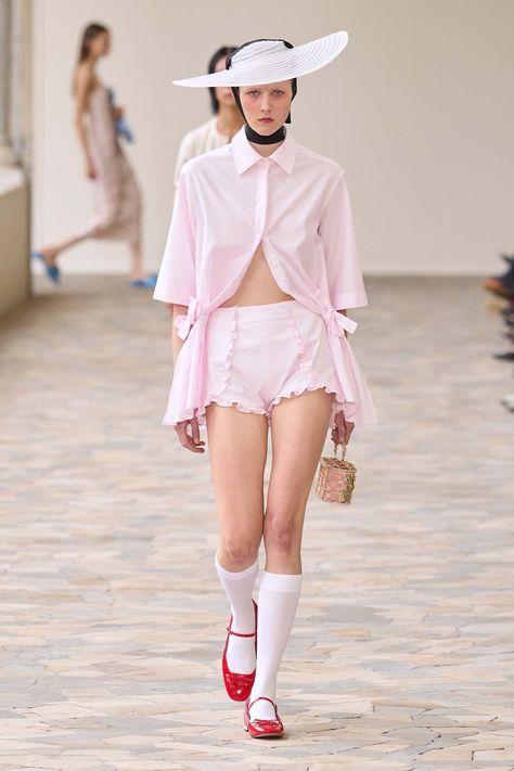 The 7 Spring 2025 Trends to Know From Milan Fashion Week - Fashionista Vogue Fashion Trends, Haute Mess, Sabrina Carpenter Style, Fashion Runway Show, 2025 Fashion Trends, Casual Glam, Trends 2025, Milano Fashion Week, 2025 Fashion