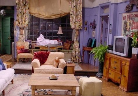 10 décor tips inspired by Monica Geller’s apartment - Blog | LIVE More by Minto Rooms In Movies, Friends Sims 4, 90s Apartment Aesthetic, City Girl Apartment, Friends Apartment Decor, Poster In Room, 90s Apartment, Monica Geller Aesthetic, Cat Shed