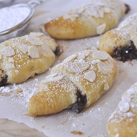 Chocolate Almond Croissants Chocolate Almond Croissant, Crescent Rolls Recipes, Crescent Recipes, Pane Dolce, Croissant Recipe, Homemade Dinner Recipes, Almond Croissant, Crescent Roll Recipes, Chocolate Almond