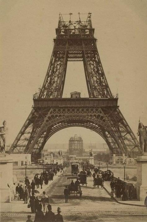 Paris History, Eiffel Tower Photography, Metro Paris, Gustave Eiffel, Paris Tour Eiffel, Paris Wallpaper, Old Paris, Old Photography, Chateau France