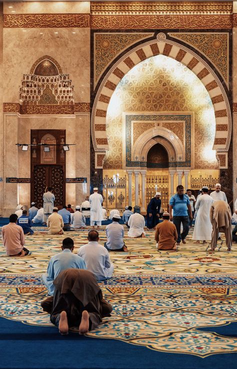 ramadan in Istanbul Muslims Praying, Jummah Mubarak Messages, Eid Wishes, Backgrounds Laptop, Visit Istanbul, Types Of Prayer, Islamic Wallpapers, Cyprus Greece, Istanbul Travel