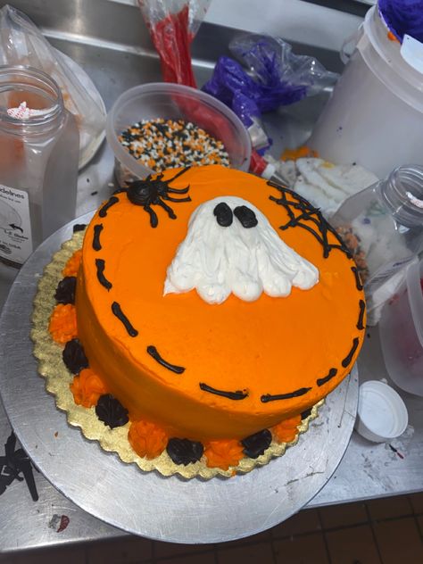 Halloween Ghost Cake, Halloween Cakes Diy, Fall Theme Cakes, Halloween Cake Design, Dq Cakes, Ghost Cake, Halloween Cake Decorating, Fun Cupcake Recipes, Amazing Food Hacks