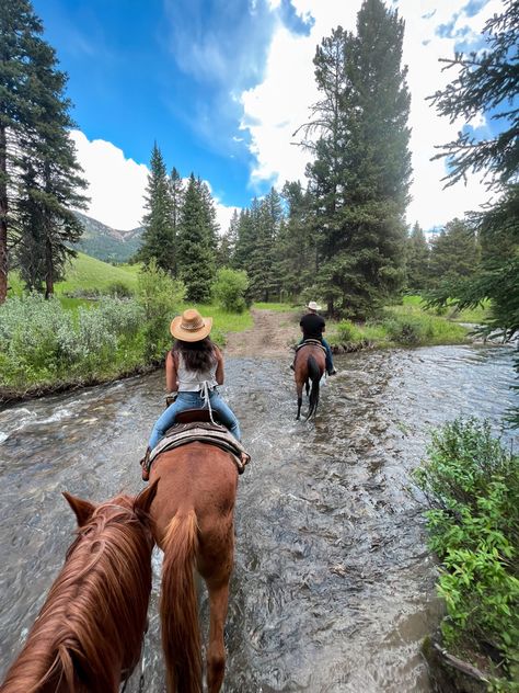 Spring Hiking Outfits, Foto Cowgirl, Hiking Outfits, Spring Hiking, Between Two Worlds, Looks Country, Western Life, Cowgirl Aesthetic, Country Lifestyle