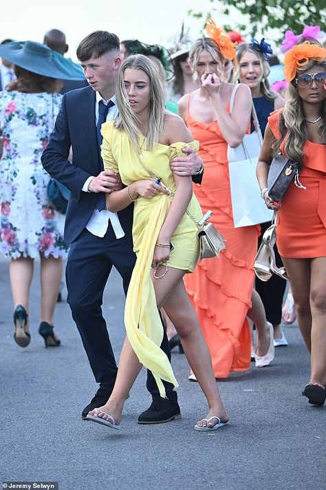 Ladies Day-to-Night! Racegoers look worse for wear as they stagger home from the third day of Ascot | Daily Mail Online Ladies Day Races Outfit, Races Day Outfits, Royal Ascot Ladies Day Outfits, Ladies Race Day Outfits, Yellow Races Outfit, Royal Ascot Fashion Classy, Royal Ascot Dress, Ascot Hairstyles, Horse Race Day Outfits