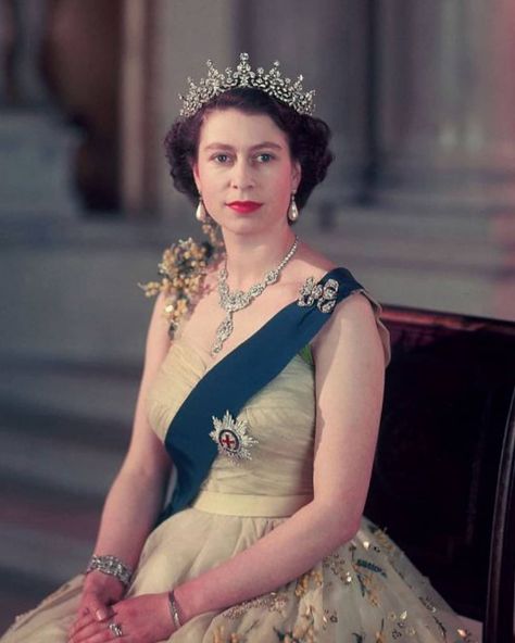 Elizabeth Ii Young, Queen Elizabeth Portrait, Elizabeth Queen Of England, Queen Elizabeth Photos, Princesa Elizabeth, Young Queen Elizabeth, Rainha Elizabeth Ii, Reine Elizabeth, British Royal Families