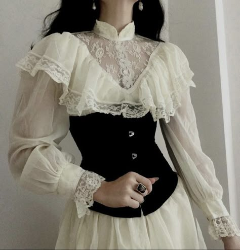 Gaun Abad Pertengahan, Old Fashion Dresses, Black Corset, Mode Inspo, Fantasy Fashion, Art Clothes, Looks Vintage, Dark Academia, Pretty Dresses